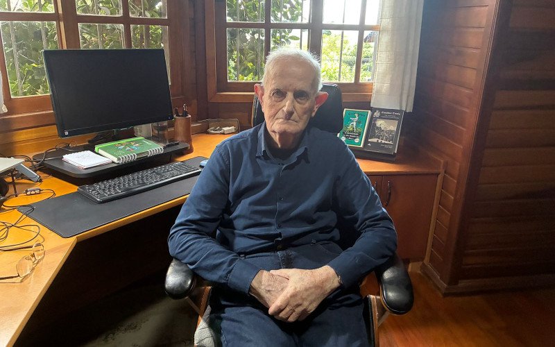 Aos 96 anos, Arthur Rambo lançou seu 24º livro e tem mais 5 obras concluídas