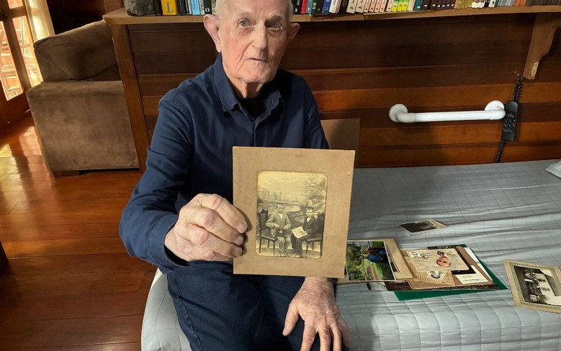 Arthur Rambo com uma foto do irmão padre Balduíno 