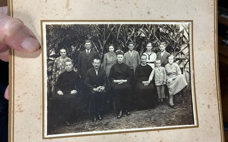 Arthur Blásio Rambo mostra uma foto da família completa