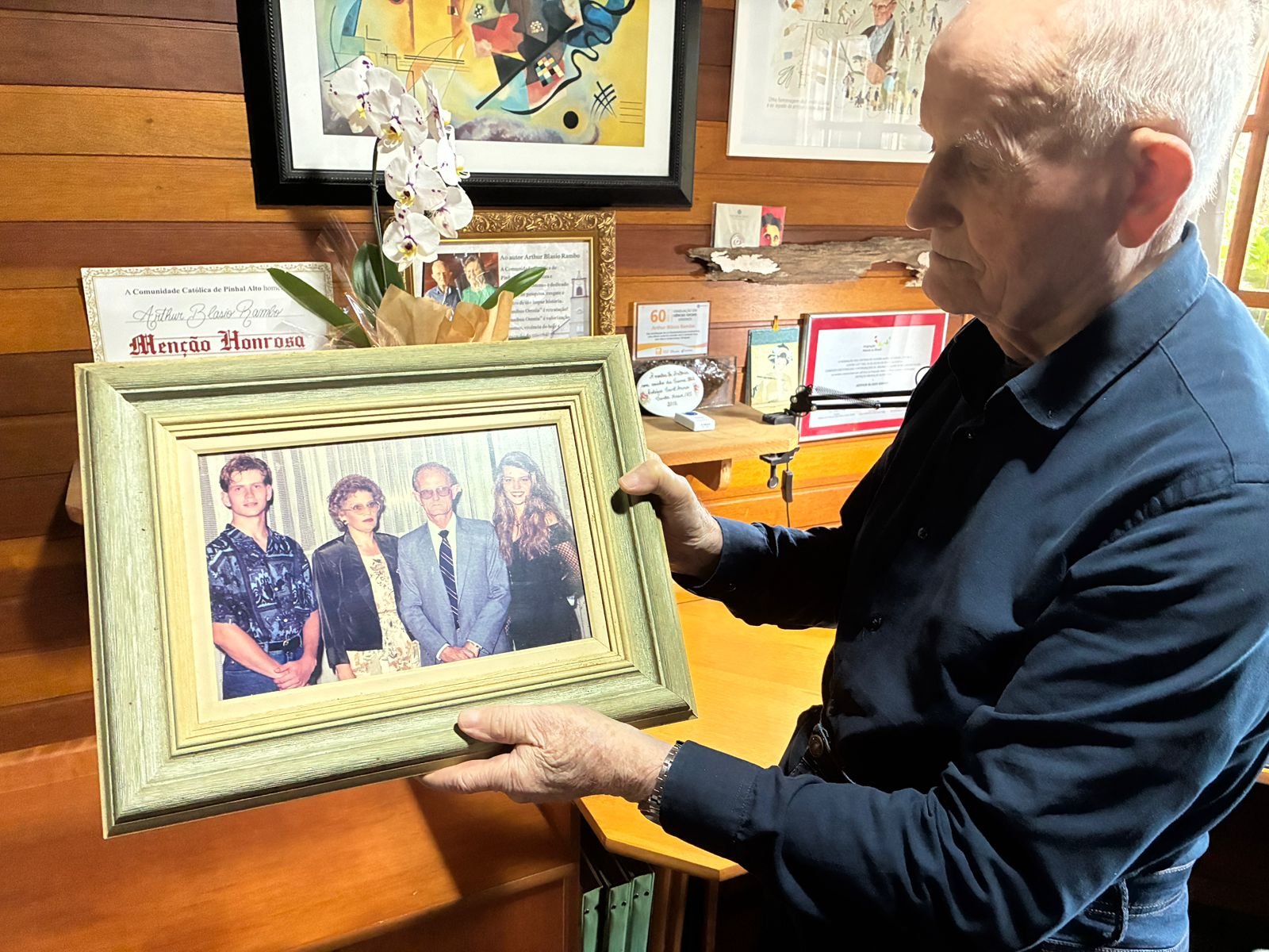 Aos 96 anos, professor Arthur Rambo lan&ccedil;a seu 24&ordm; livro