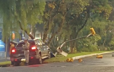 Após sair de festa, motorista bate em semáforo e é preso em Novo Hamburgo