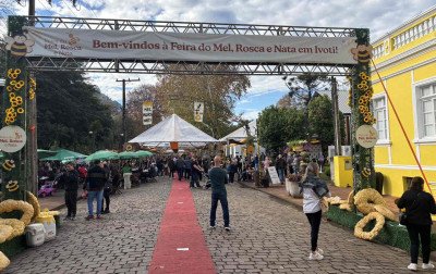 Gastronomia criativa conquista visitantes na 19ª Feira do Mel, Rosca e Nata de Ivoti