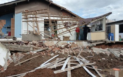 VÍDEO: Parte de casa desaba e chama atenção em Estância Velha