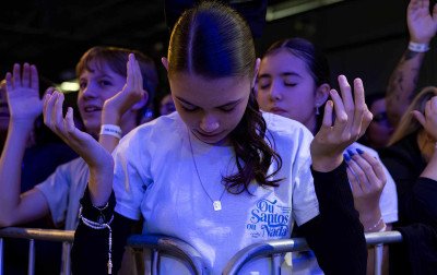 Mais de 4 mil pessoas transformam a Fenac em templo de fé em evento religioso