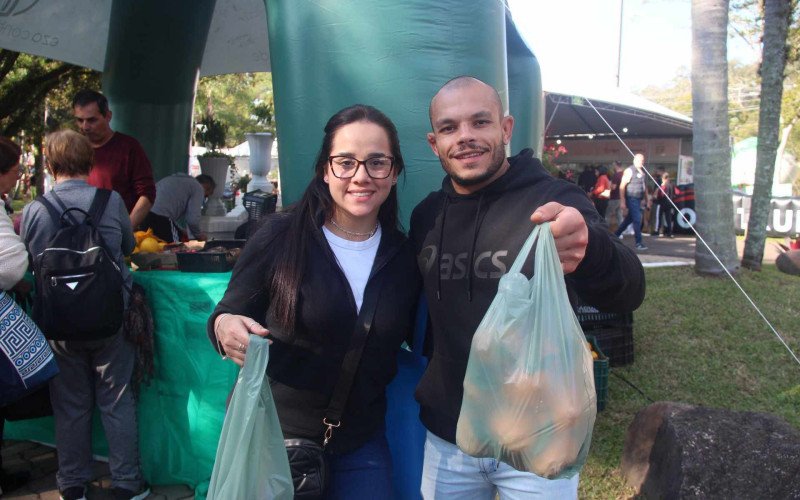 Laís e Gabriel aproveitaram para levar a fruta para casa