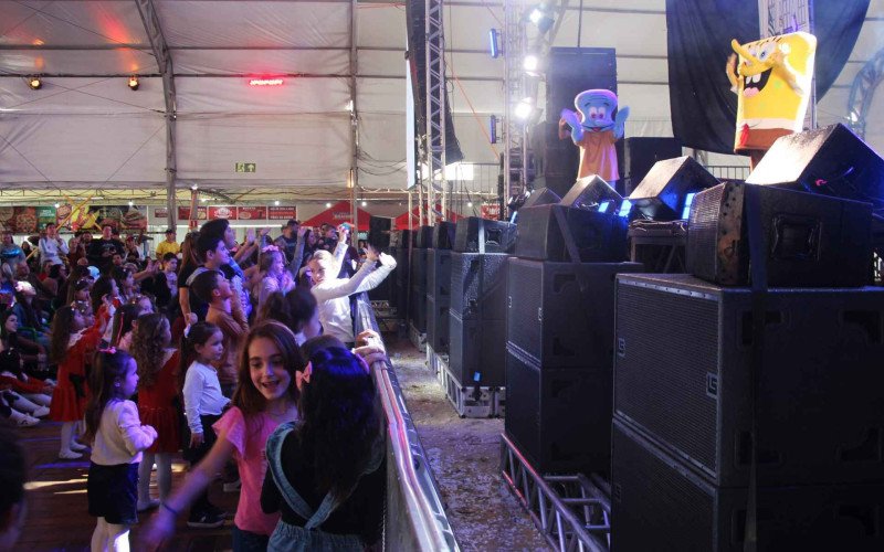 Festival Infantil lotou o pavilhão da Festa da Bergamota com dezenas de crianças