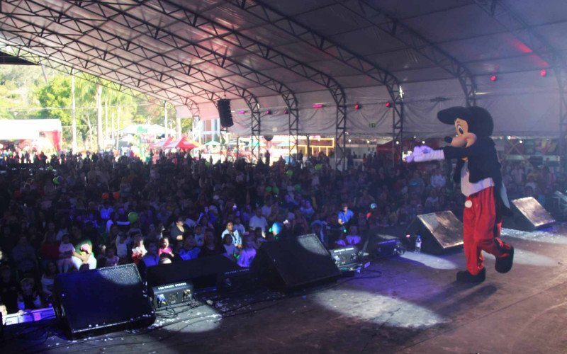 Festival Infantil lotou o pavilhão da Festa da Bergamota com dezenas de crianças