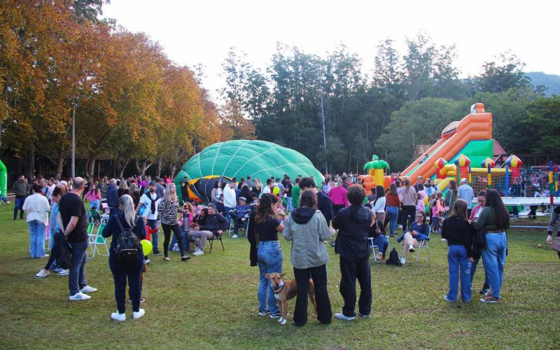 Público acompanhou de perto a preparação e a decolagem dos balões na tarde deste sábado (30), em Feliz