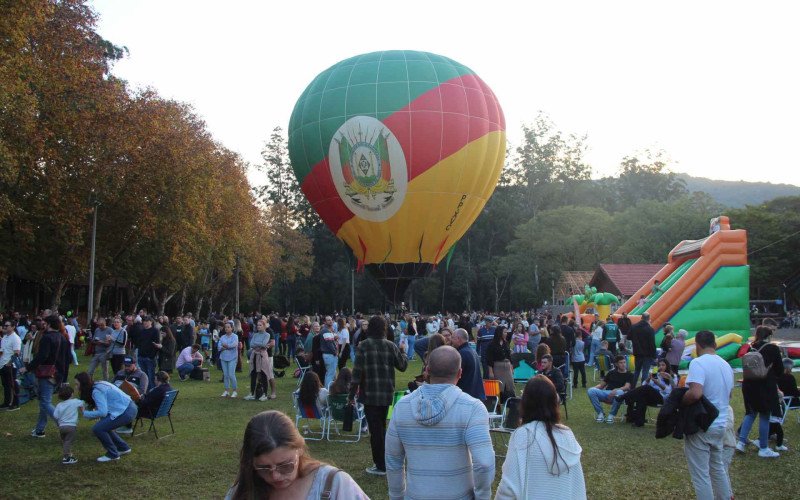 Público acompanhou de perto a preparação e a decolagem dos balões na tarde deste sábado (30), em Feliz