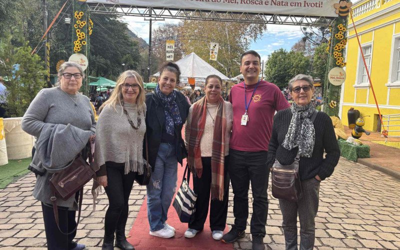 Tânia, Cleusa, Lucimar, Maria, Tiago e Elair vieram em excursão para a Feira do Mel, Rosca e Nata, em Ivoti | abc+