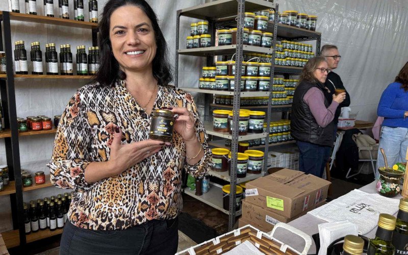 Patricia Spohr levou produtos temáticos para a Feira do Mel, Rosca e Nata, em Ivoti | abc+