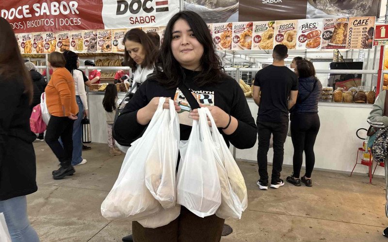 Dalia aproveitou diversos sabores diferentes de rosca na Feira do Mel, Rosca e Nata, em Ivoti | abc+