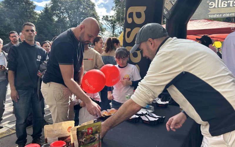 Supermercados Kern realizou confraternização neste sábado (30) para celebrar o primeiro ano da loja de Novo Hamburgo