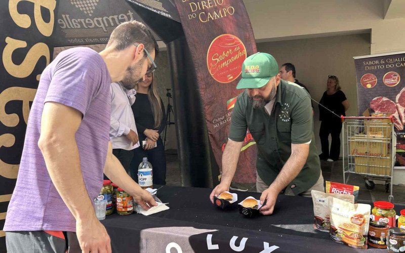 Supermercados Kern realizou confraternização neste sábado (30) para celebrar o primeiro ano da loja de Novo Hamburgo