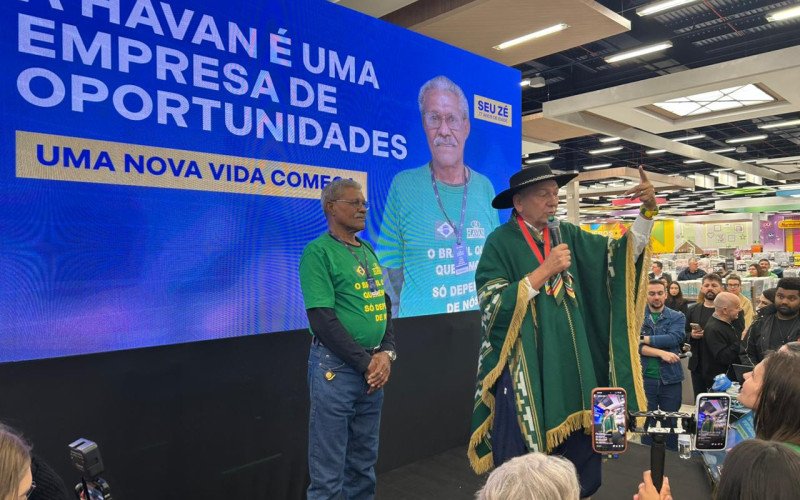 Colaborador José Neci Ribeiro, 77 anos, foi homenageado pelo empresário Luciano Hang durante inauguração da Havan de Taquara | abc+