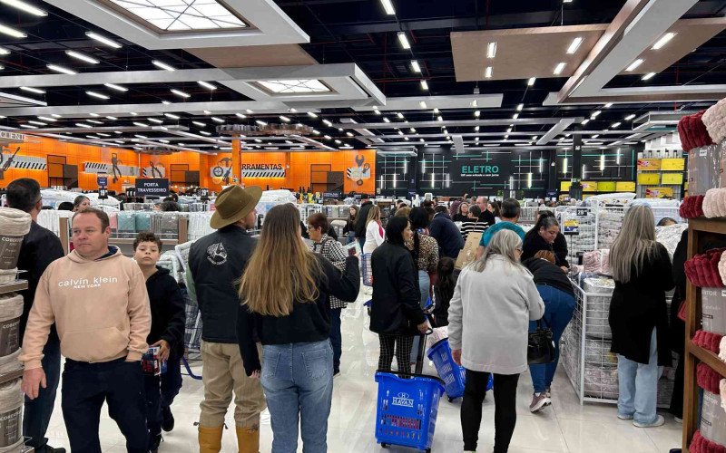 Centenas de clientes visitaram a nova filial da Havan em Taquara após sua inauguração | abc+