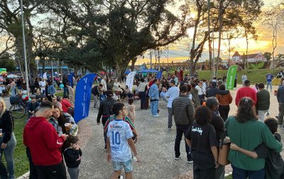 Com recorde de expositores e diversas atrações, 2º Brique São Leo lota a Praça do Imigrante