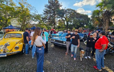 Exposição de carros antigos reúne famílias e apaixonados por veículos no Museu do Trem