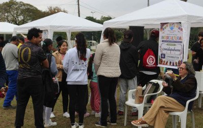 "Conhecer comidas diferentes": Festival intercultural reúne refugiados e comunidade no Eduardo Gomes, em Canoas