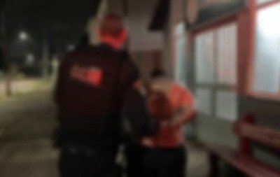 Homem agride esposa por ciúmes, impede vítima de sair de casa e acaba preso após ameaçar guardas em Estância Velha