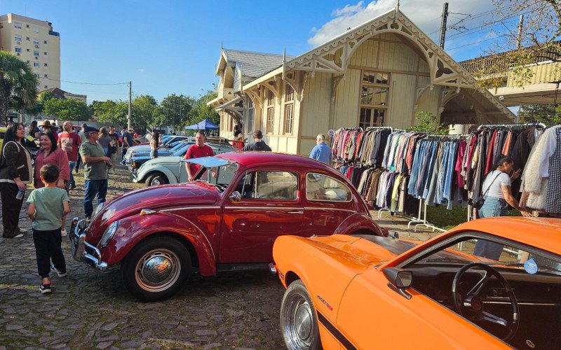Comunidade conferiu exposição de carros antigos 