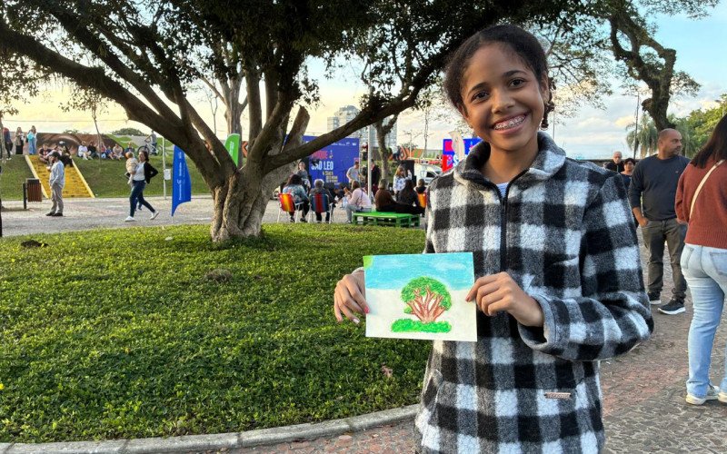 2º Brique São Leo lotou a Praça do Imigrante neste domingo (31) - Rayssa participou da oficina de arte