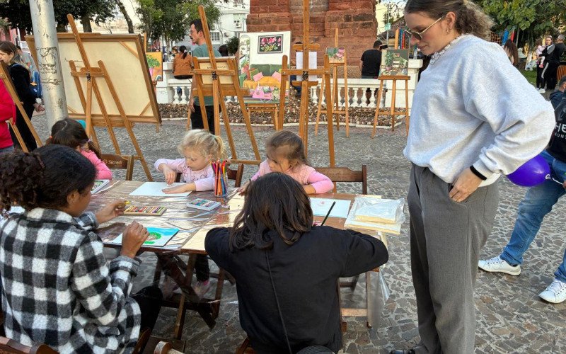 2º Brique São Leo lotou a Praça do Imigrante neste domingo (31) - oficina de arte com artista Cacau Weimer