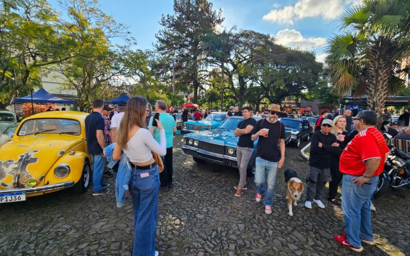 Exposição de carros antigos no Museu do Trem, no sábado (30)