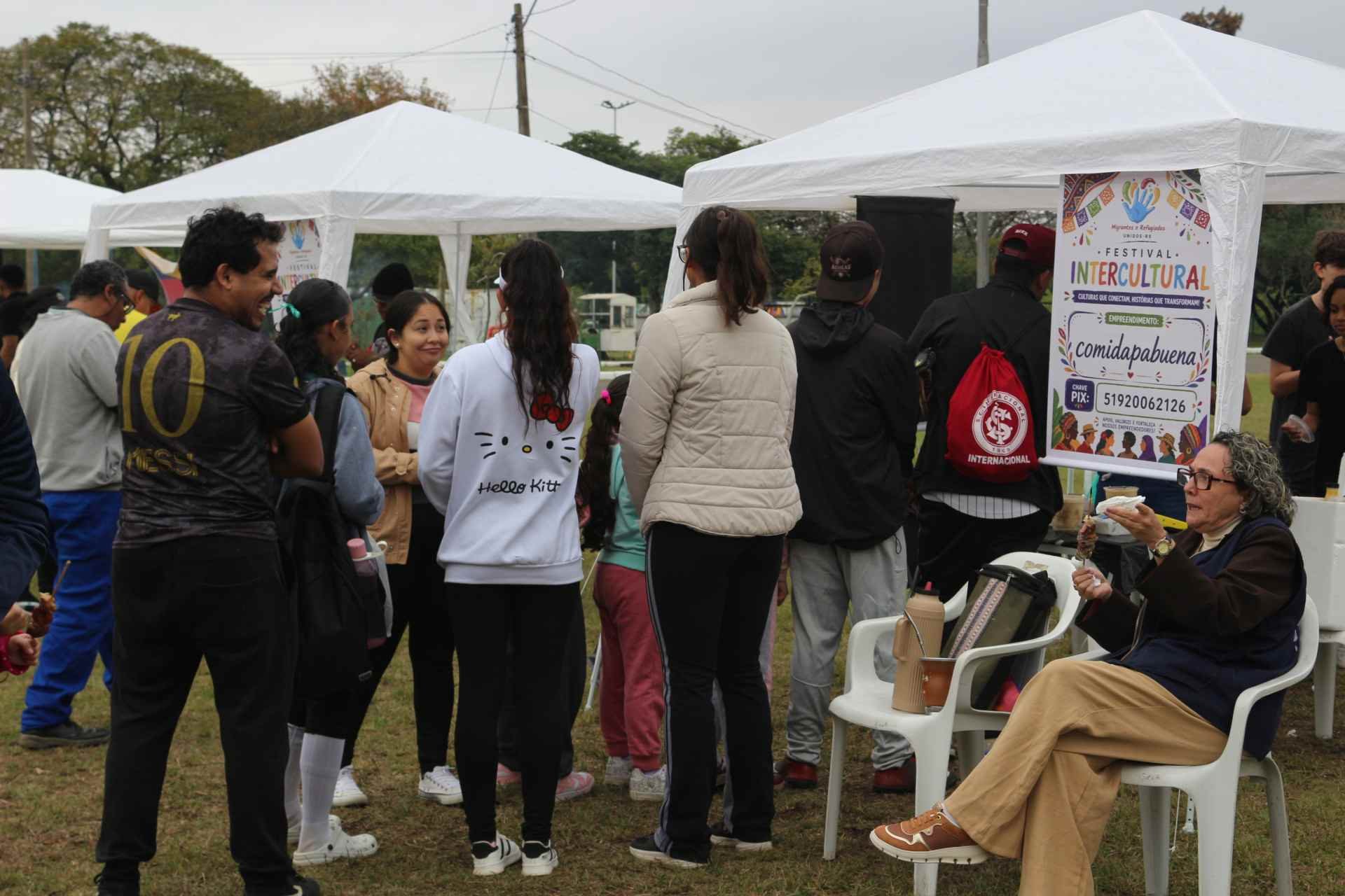 &ldquo;Conhecer comidas diferentes&rdquo;: Festival intercultural re&uacute;ne refugiados e comunidade no Eduardo Gomes, em Canoas