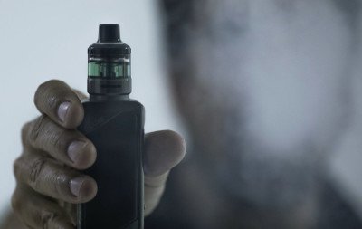 Moletom com vaporizador: Novas tecnologias camuflam cigarros eletrônicos e se tornam desafio