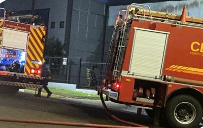 Incêndio de grandes proporções atinge indústria de couros em Estância Velha