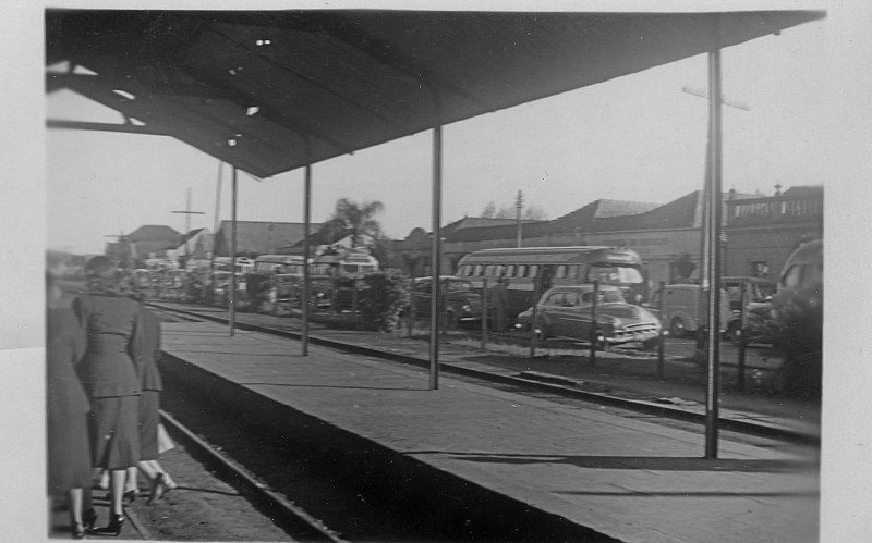 Av. Primeiro de Março já apresentava movimento intenso de automóveis no começo da década de 1950 | abc+