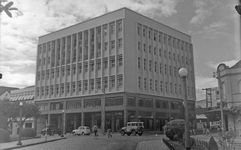 Um dos marcos da urbanização do Centro foi a construção do Edifício Novo Seguro, no início da década de 1960 | abc+