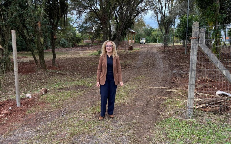 Secretária de Meio Ambiente, Claudia Costa mostra área onde ficará o Jardim Botânico de São Leopoldo, no Parque Imperatriz