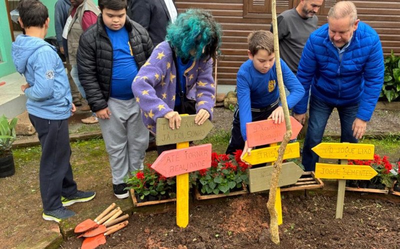 Estudantes colocaram plaquinhas em canteiro do parque