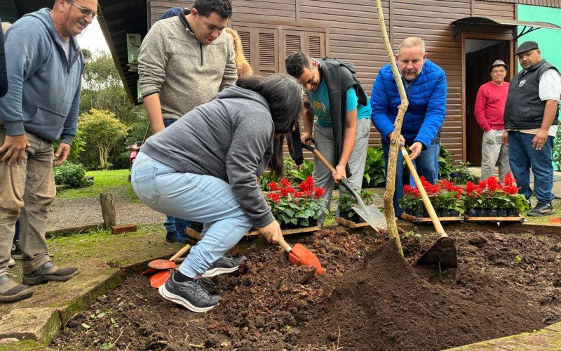 Alunos da Apae São Leopoldo ajudaram no plantio de muda na abertura da Semana do Meio Ambiente, no Parque Imperatriz