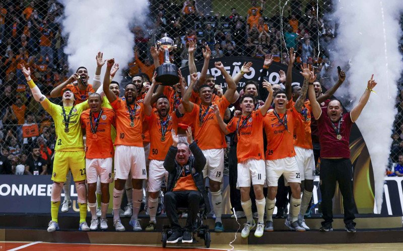 Jogadores fazem a festa do título em Carlos Barbosa | abc+