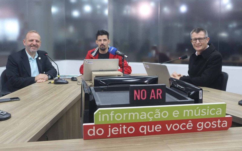Prefeito  Leandro H&ouml;rlle e vice-prefeito Juliano M&uuml;ller estiveram tamb&eacute;m na R&aacute;dio ABC convidando para o evento, em entrevista a JP Gusm&atilde;o (no centro)