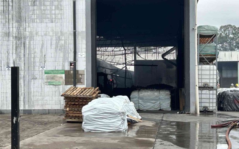 Incêndio comprometeu a estrutura de um dos pavilhões da empresa Alpha Hides no Distrito Industrial de Estância Velha | abc+