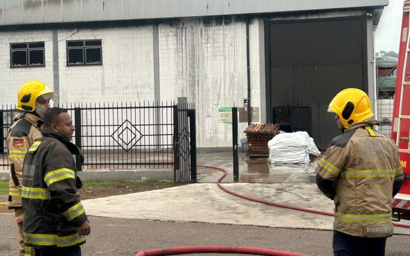 Explosão teria ocorrido antes do incêndio em indústria de couros; parte da calçada ficou destruída
