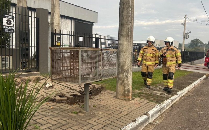 Explosão teria ocorrido antes do incêndio em indústria de couros; parte da calçada ficou destruída
