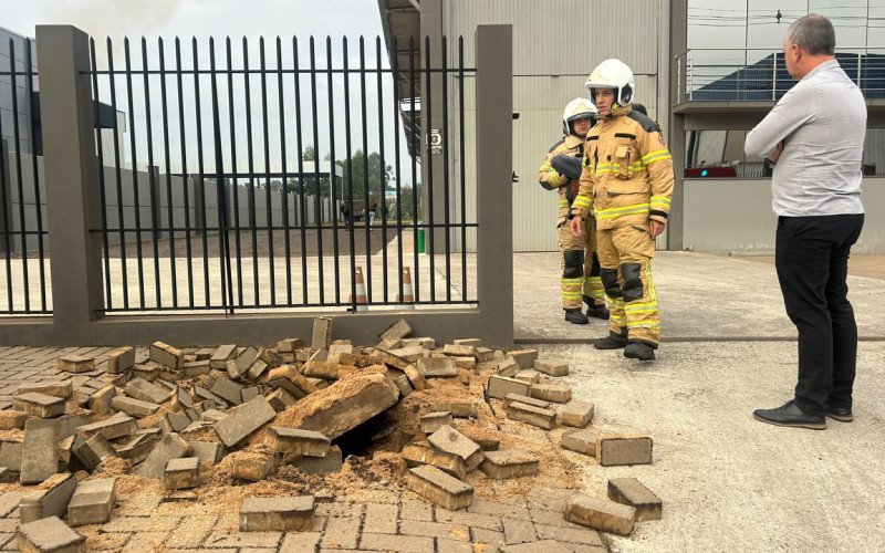 Explosão teria ocorrido antes do incêndio em indústria de couros; parte da calçada ficou destruída  | abc+
