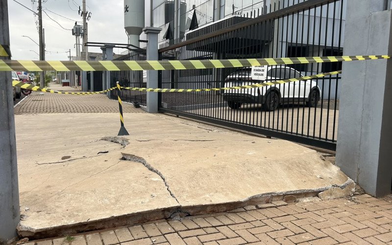 Explosão teria ocorrido antes do incêndio em indústria de couros; parte da calçada ficou destruída
