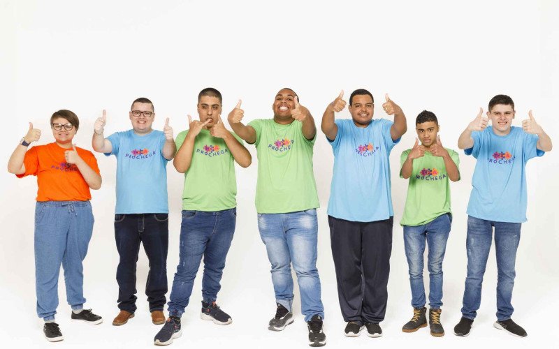 Encontros do TEAprochega reúnem crianças e jovens com autismo em atividades de musicoterapia e expressão artística | abc+
