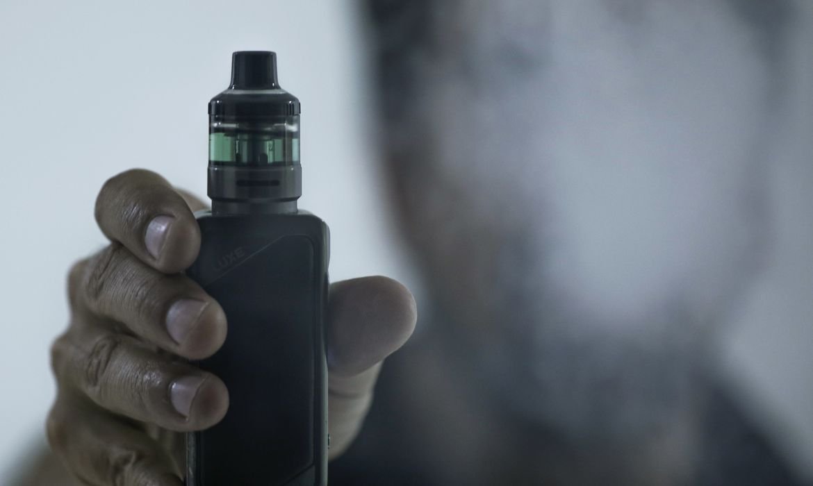 Moletom com vaporizador: Novas tecnologias camuflam cigarros eletr&ocirc;nicos e se tornam desafio