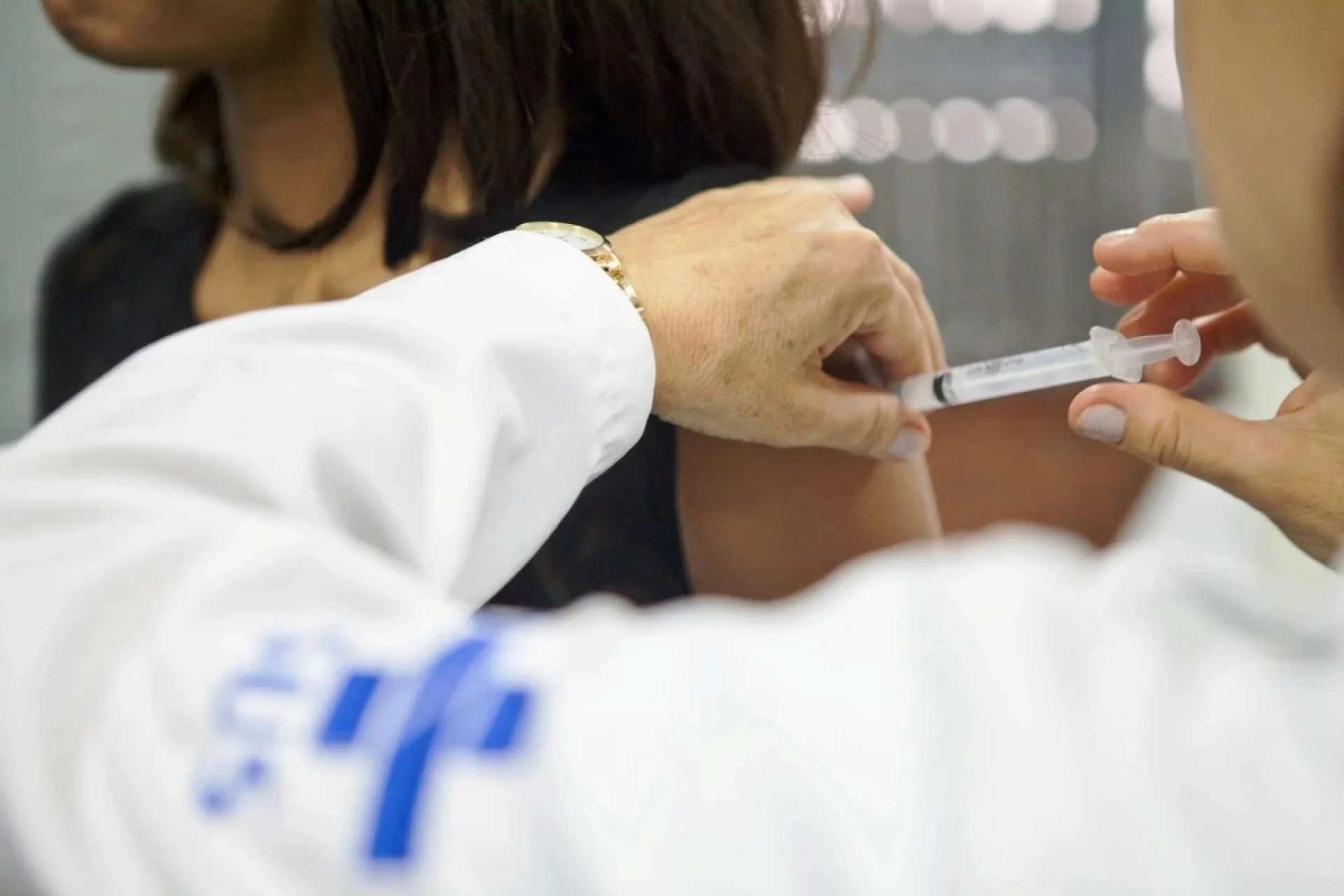 Ministério da Saúde informou que os casos motivaram a suspensão preventiva da vacinação; mortes ainda não tiveram relação com o imunizante confirmada | abc+