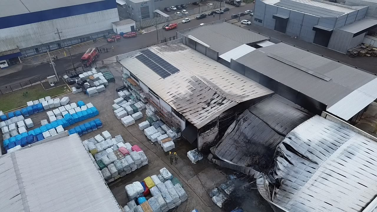 Explos&atilde;o antecede inc&ecirc;ndio em ind&uacute;stria de couros em distrito industrial de Est&acirc;ncia Velha; entenda