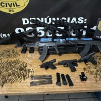 V&Iacute;DEO: Arsenal com fuzis AK-47 &eacute; achado escondido em fundo falso de resid&ecirc;ncia no RS