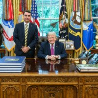 Trump posta foto ao lado de Fl&aacute;vio Bolsonaro: "Jovem inteligente que ama muito o seu pa&iacute;s, o Brasil!"