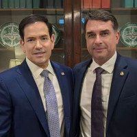 Fl&aacute;vio Bolsonaro diz ter enviado carta a Rubio pedindo que EUA n&atilde;o imponham tarifas de 25% ao Brasil